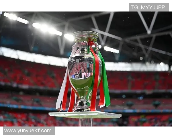 足球明星C罗的队徽背后故事与传奇成就的深度解析 足球明星C罗的队徽背后故事与传奇成就的深度解析