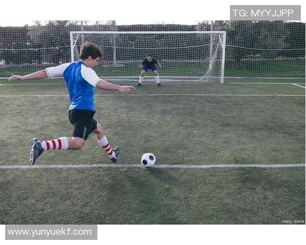 足球明星的踢球技巧与训练方法揭秘助你提升足球水平 足球明星的踢球技巧与训练方法揭秘助你提升足球水平